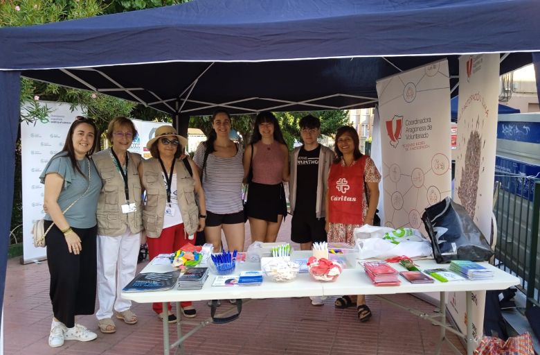 Mesa del voluntariado en el mercado de saldos